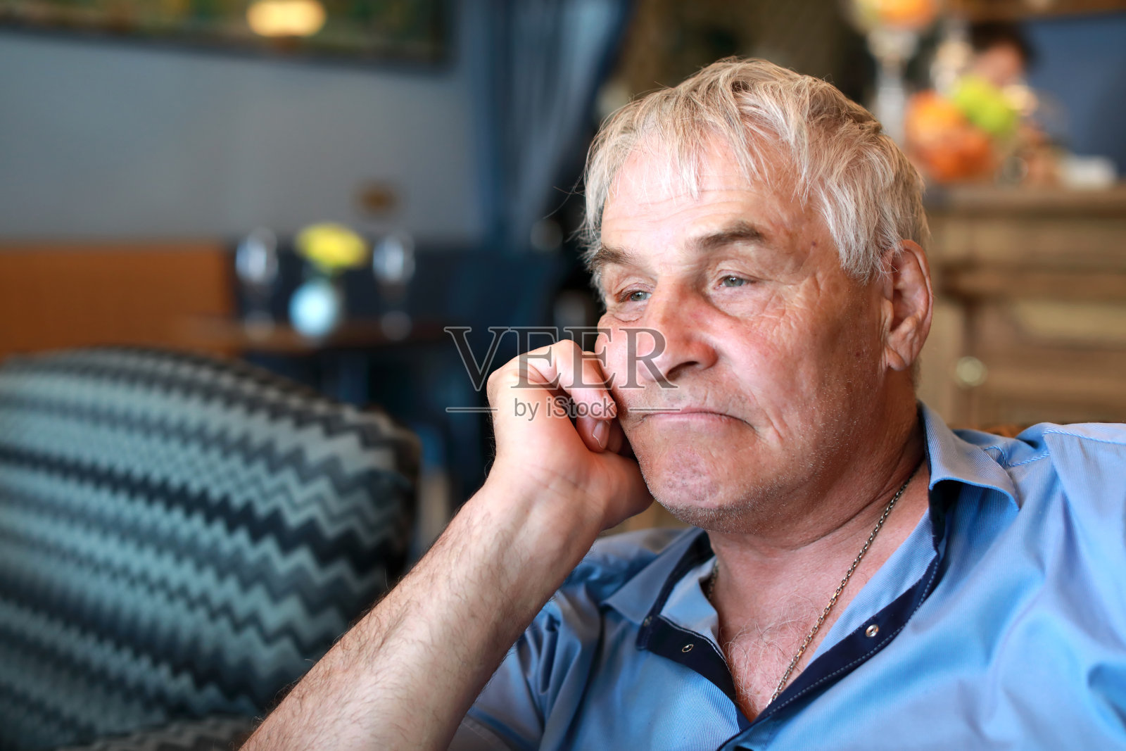 在餐厅里的悲伤老年男人照片摄影图片