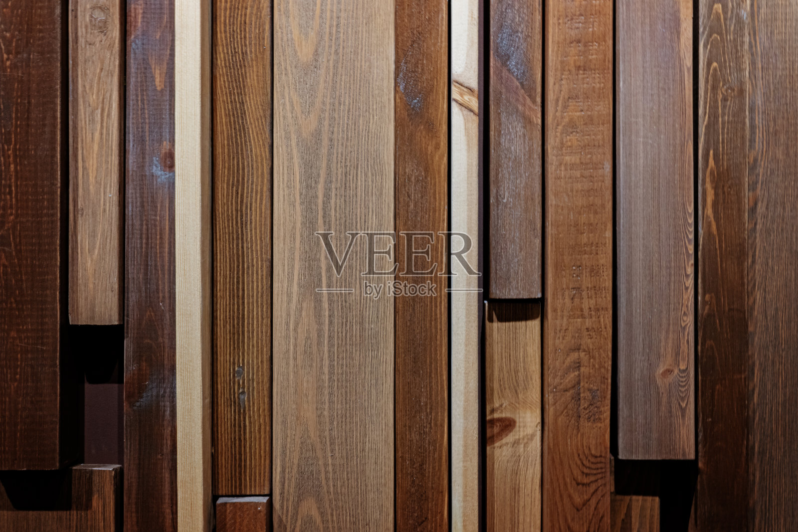 白色的桌子和蓝色的墙壁在育婴室照片摄影图片