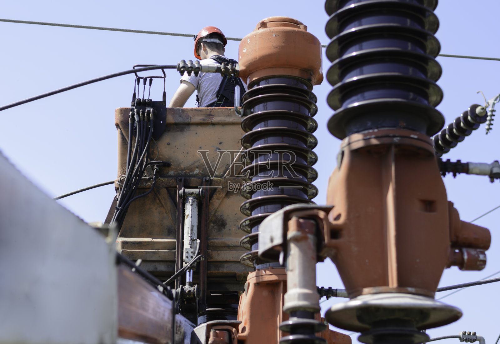 在变电站工作的电工照片摄影图片