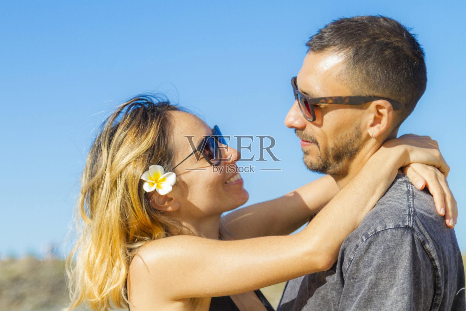 一对情侣在澳大利亚黄金海岸接吻照片摄影图片