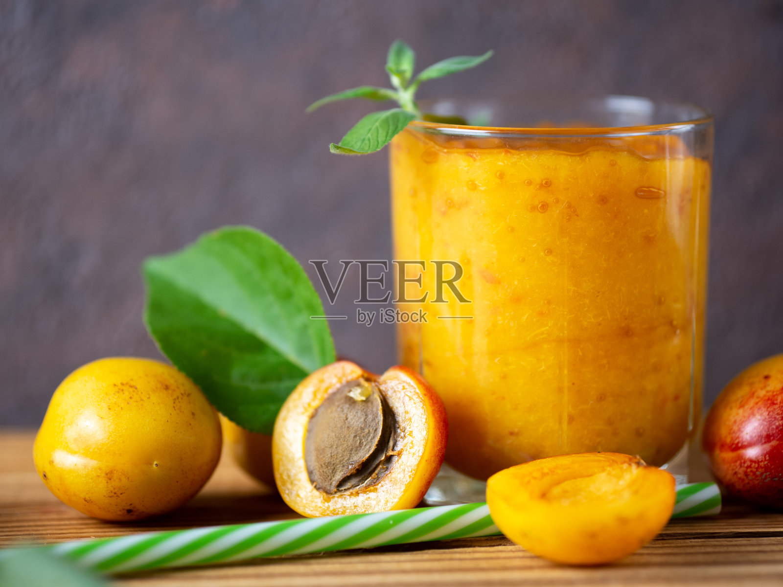 夏日美味的杏冰沙在一个玻璃杯在一个木制的背景照片摄影图片