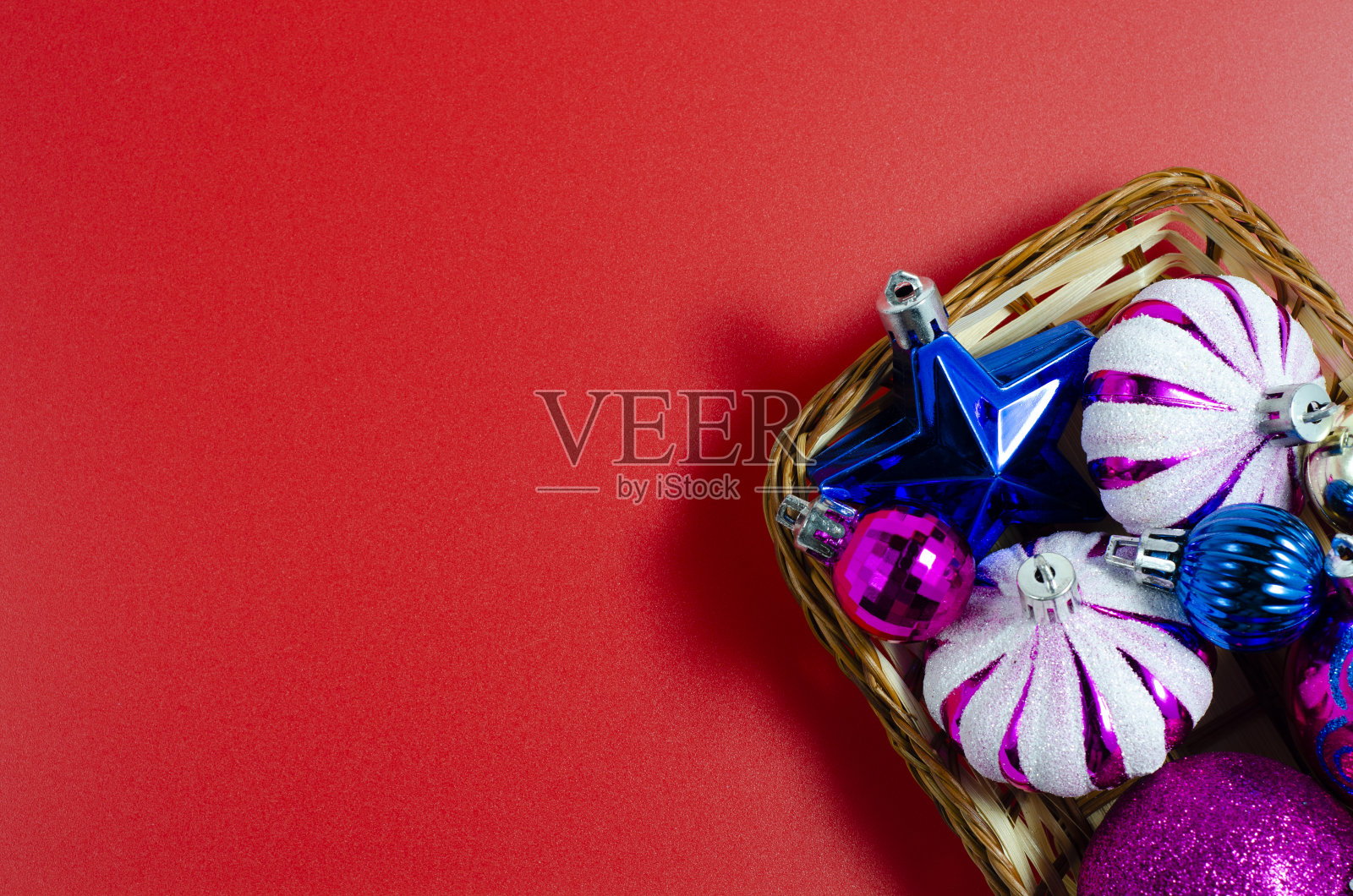 许多不同颜色的铅笔与白色的背景。特写宏。照片摄影图片