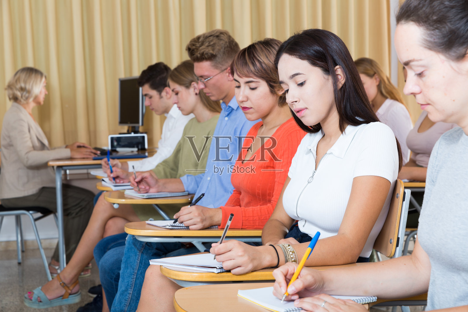 年轻人和女讲师在礼堂的侧视图照片摄影图片
