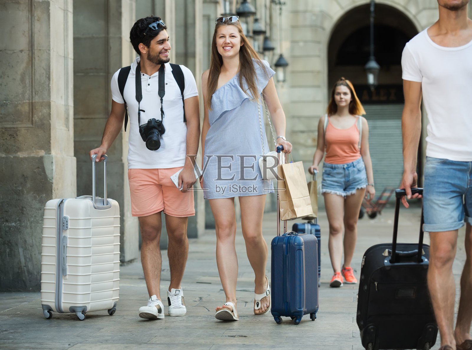 一对愉快的年轻夫妇在一次观光旅行中散步照片摄影图片