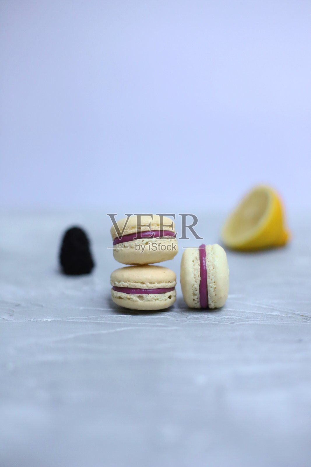 3个黑莓柠檬马卡龙照片摄影图片