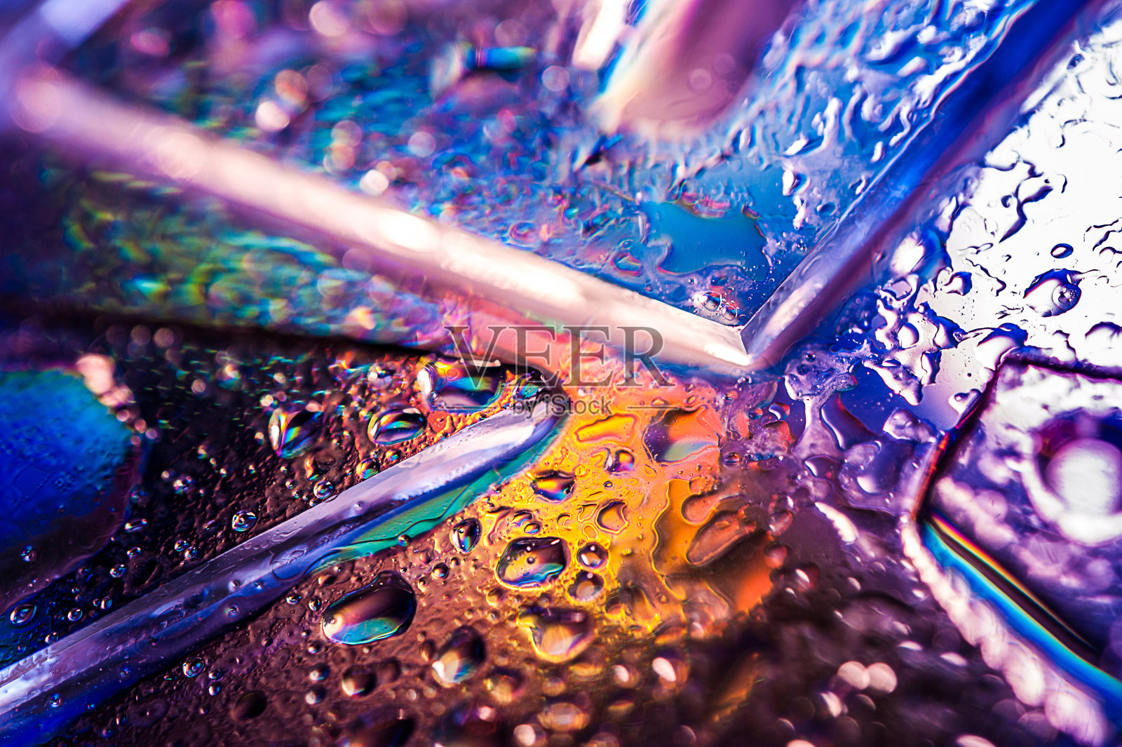 背景风格在80-90年代。真实的碎玻璃或冰的纹理和明亮的酸颜色滴。照片摄影图片