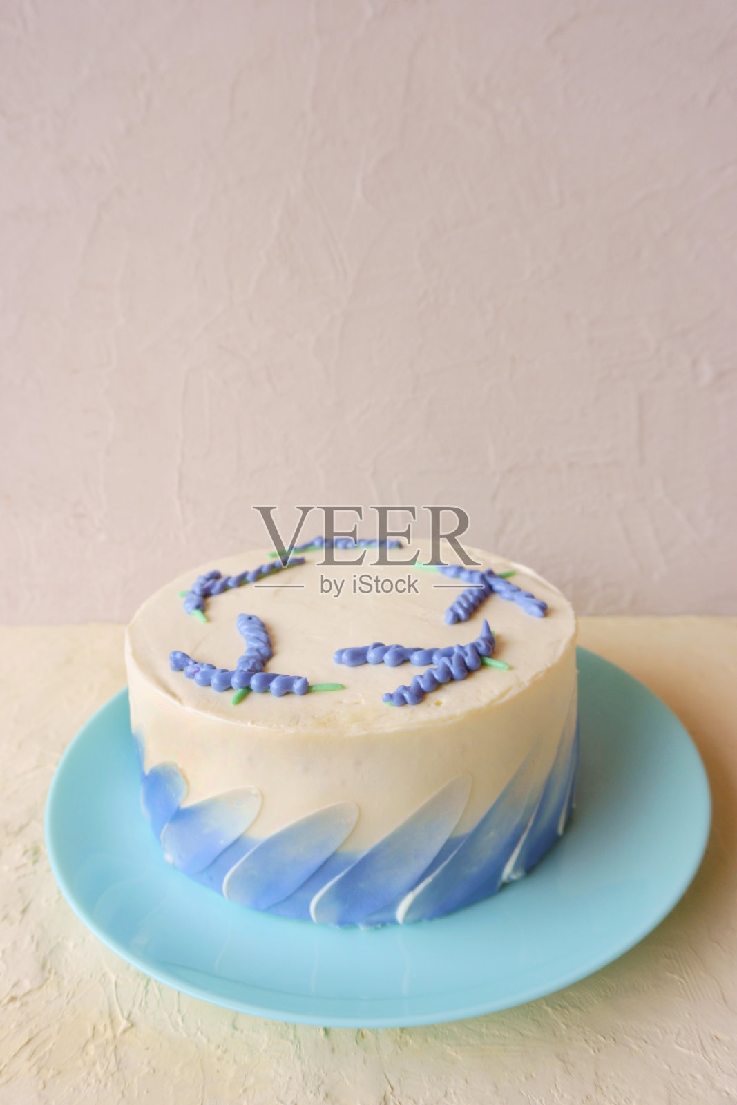 奶油鲜花装饰蛋糕照片摄影图片