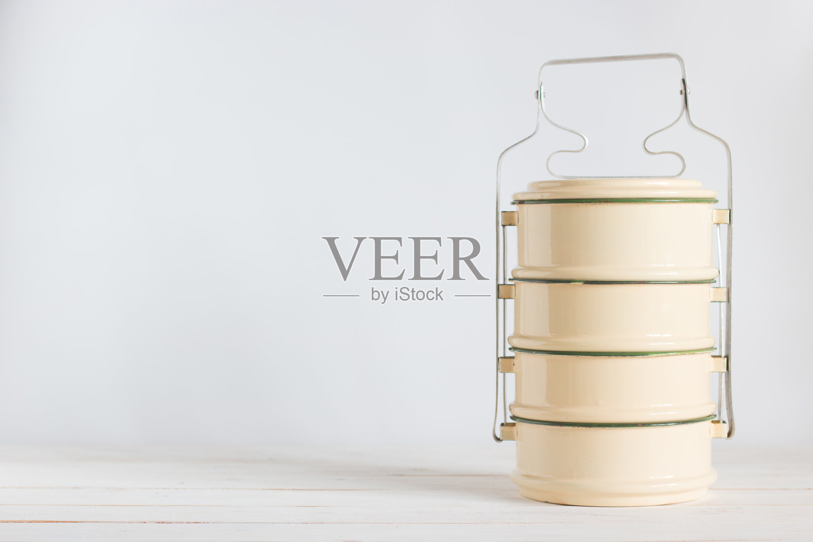 白色木板上的经典食品载体照片摄影图片