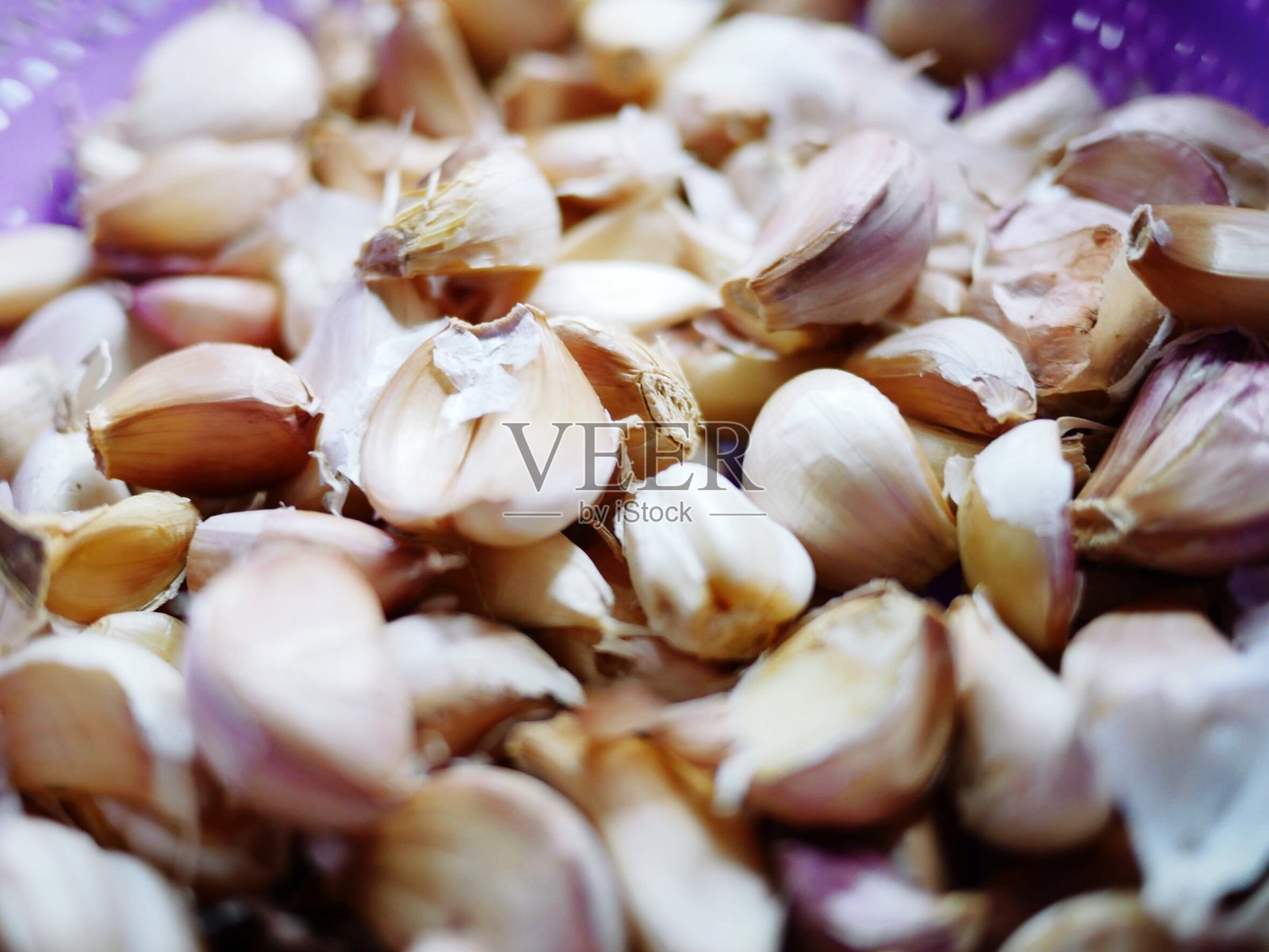 大蒜，泰式烹饪的香料，已经模糊了场景。照片摄影图片