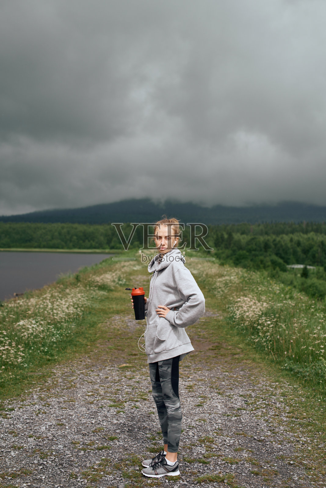 运动妇女站在户外的水瓶照片摄影图片
