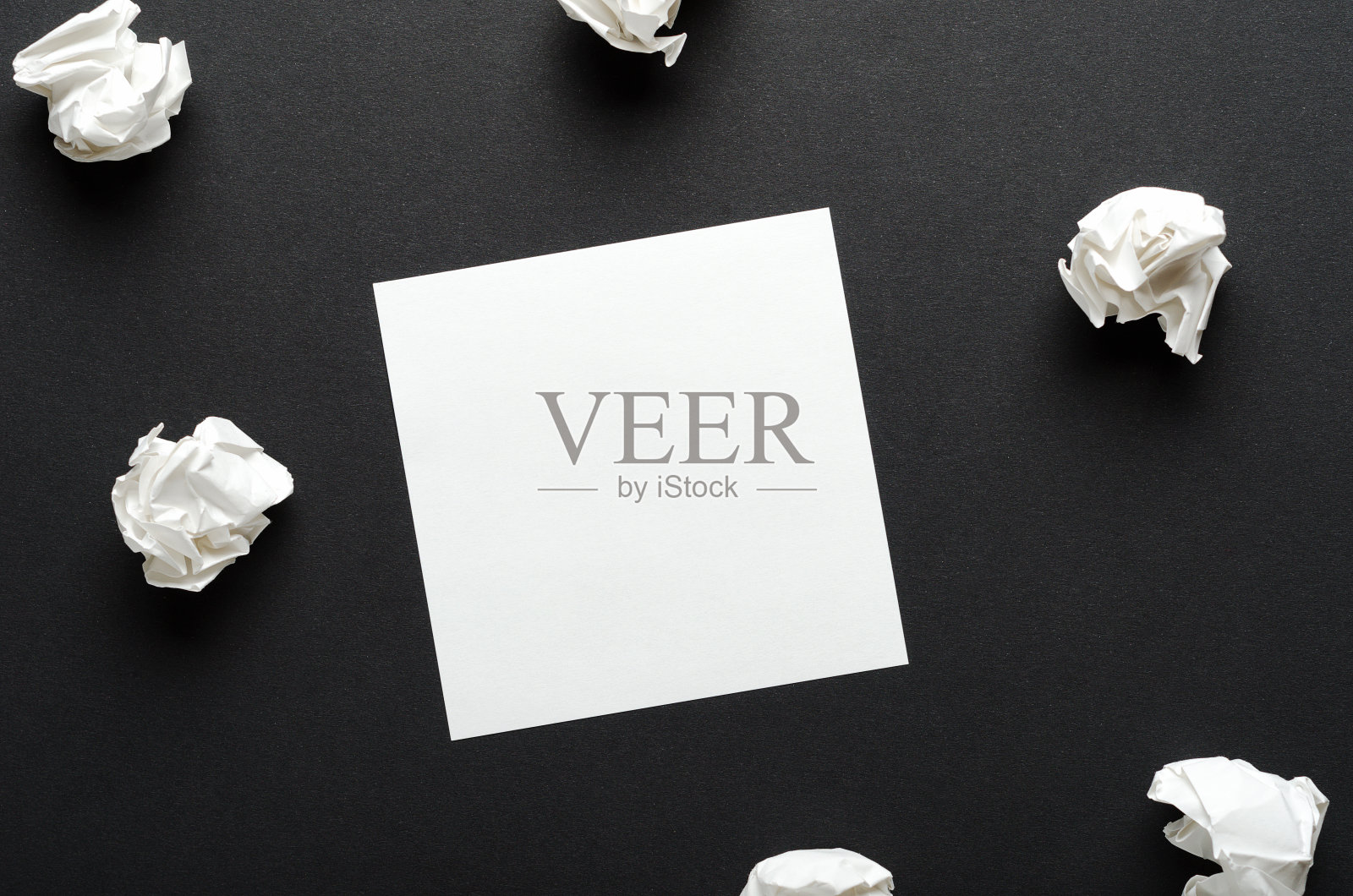 白色皱巴巴的纸和一张黑色背景的纸。概念搜索的想法，灵感。复制空间，俯视图，平铺。照片摄影图片