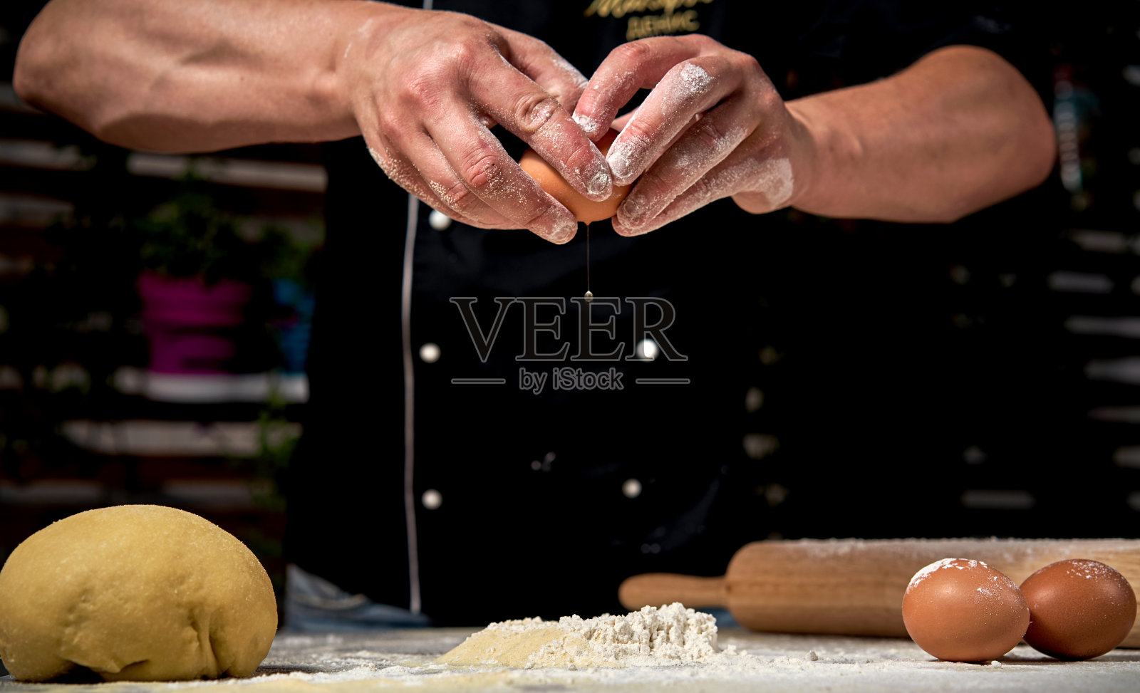 厨师在桌上揉面团照片摄影图片