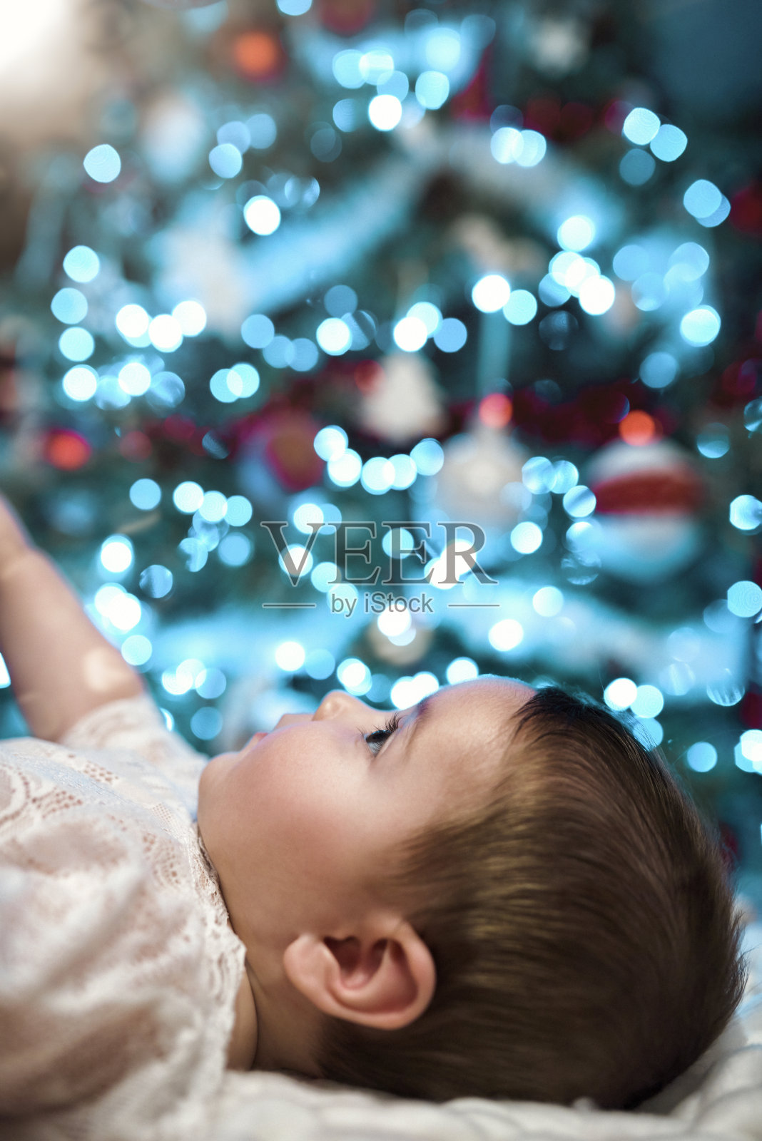 圣诞节可爱宝宝的侧视图照片摄影图片