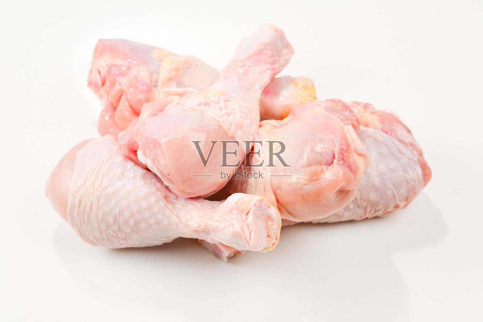 美味的生鸡腿。前视图。孤立在白色照片摄影图片