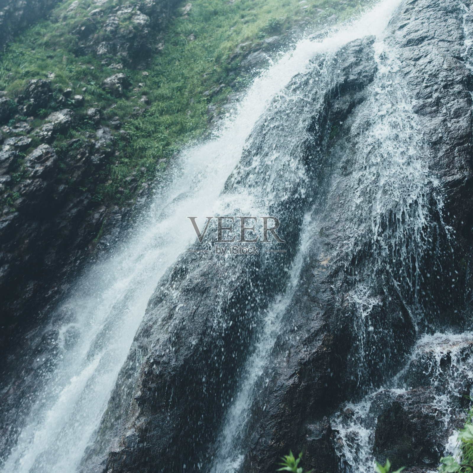 森林中有瀑布，自然山水风景如画照片摄影图片