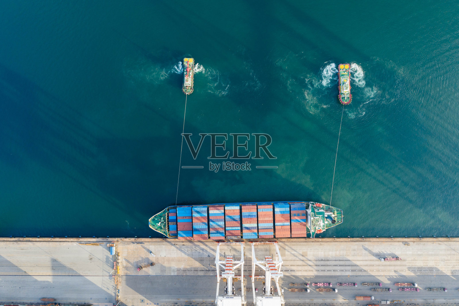 鸟瞰图。集装箱船在具有吊车桥的码头上开展对外进出口业务。物流和运输照片摄影图片