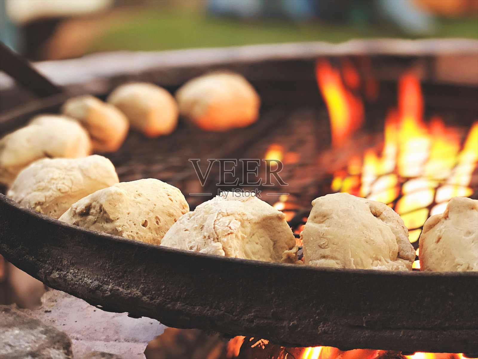 在温暖的火上烤面包照片摄影图片