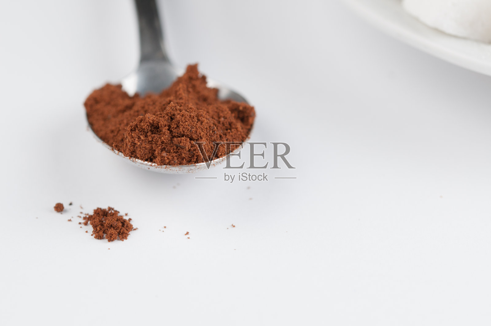 白色咖啡杯，白底上有糖块和金属勺。本空间照片摄影图片