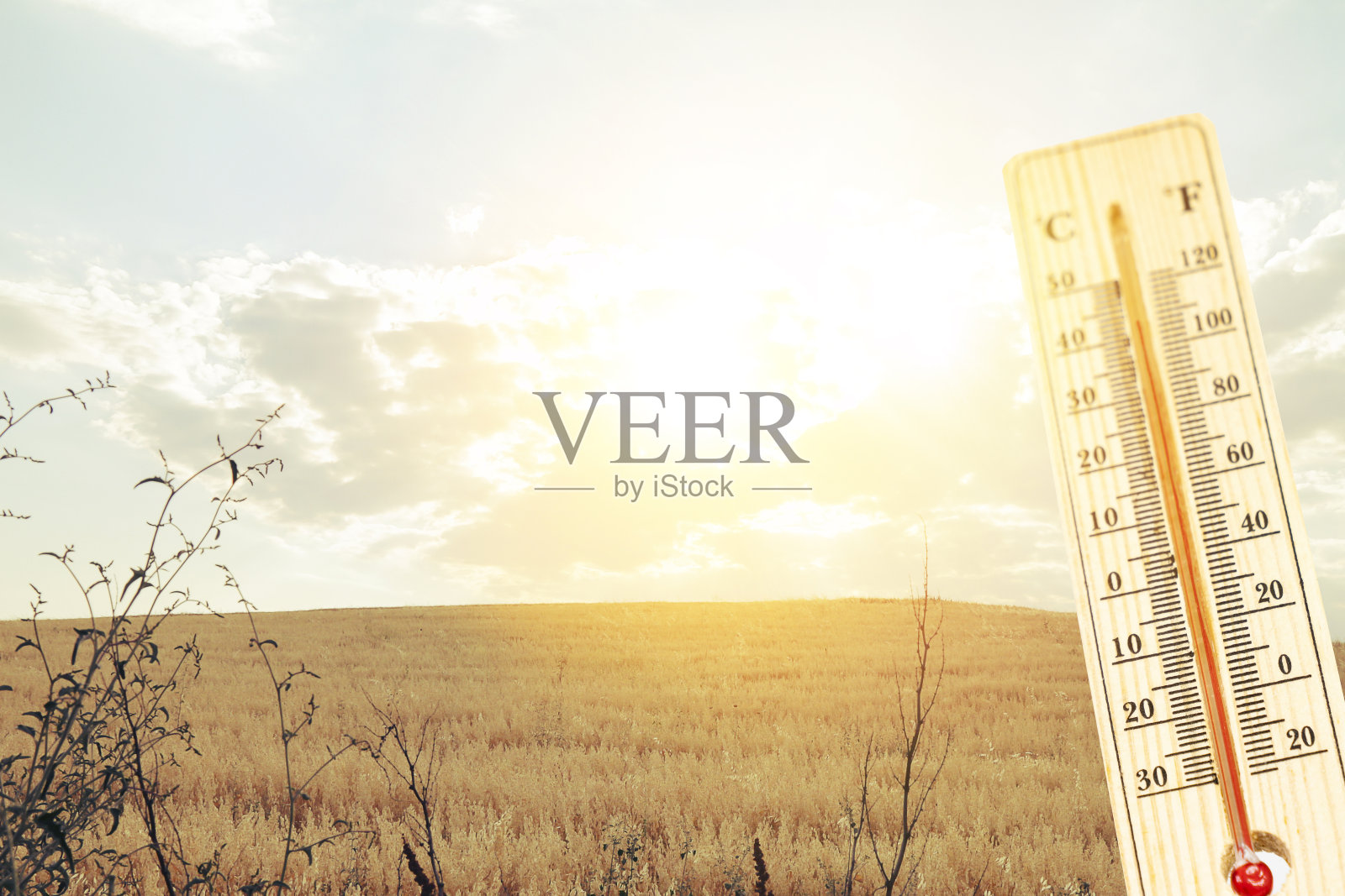温度计在非常炎热的日子，高温或温暖的环境概念。天空中的温度计，热量照片摄影图片