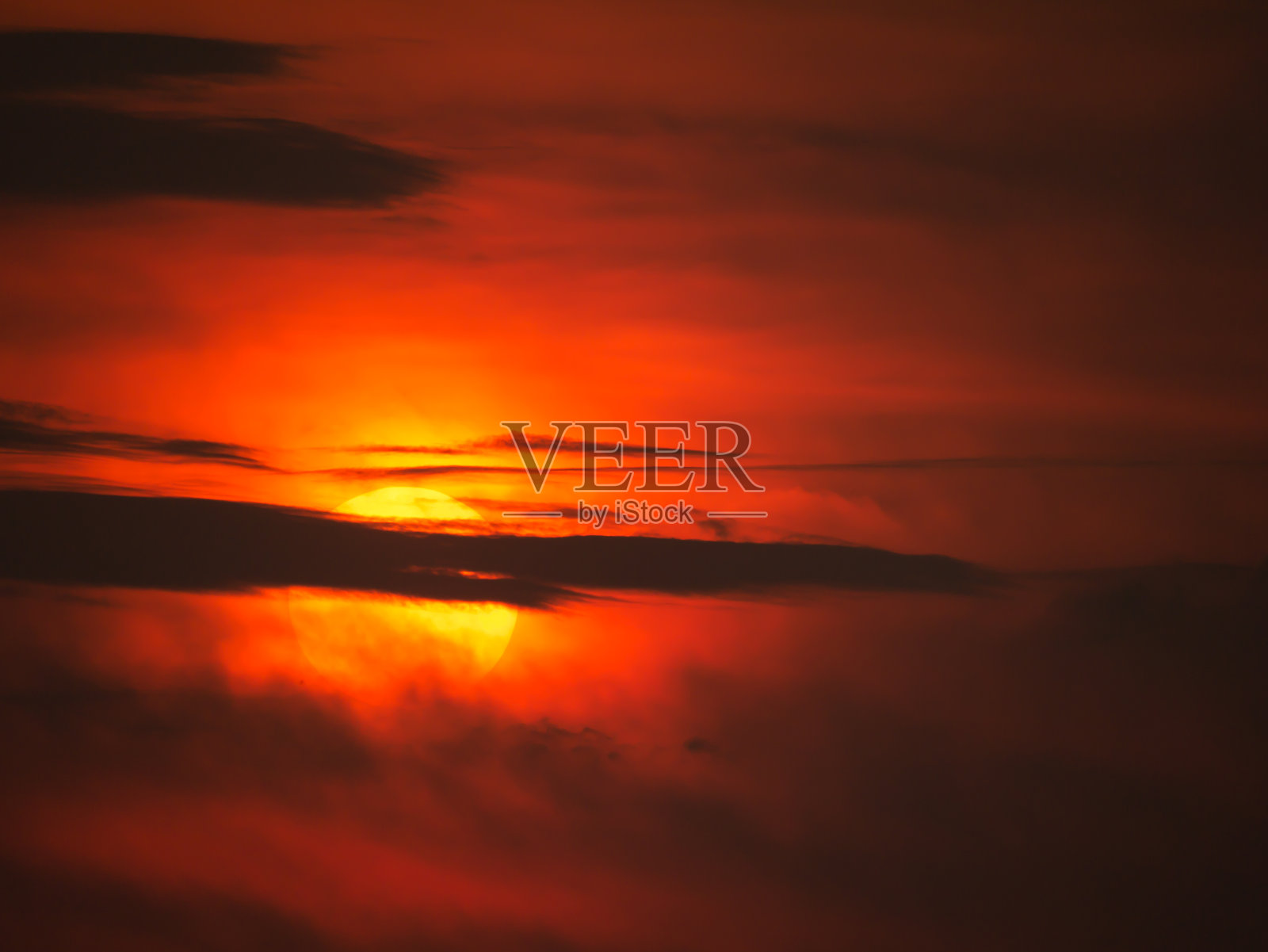 灰色的云遮住了黄色的太阳照片摄影图片