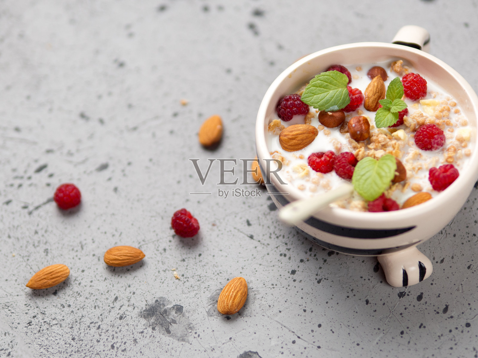 新鲜的坚果和覆盆子什锦早餐照片摄影图片