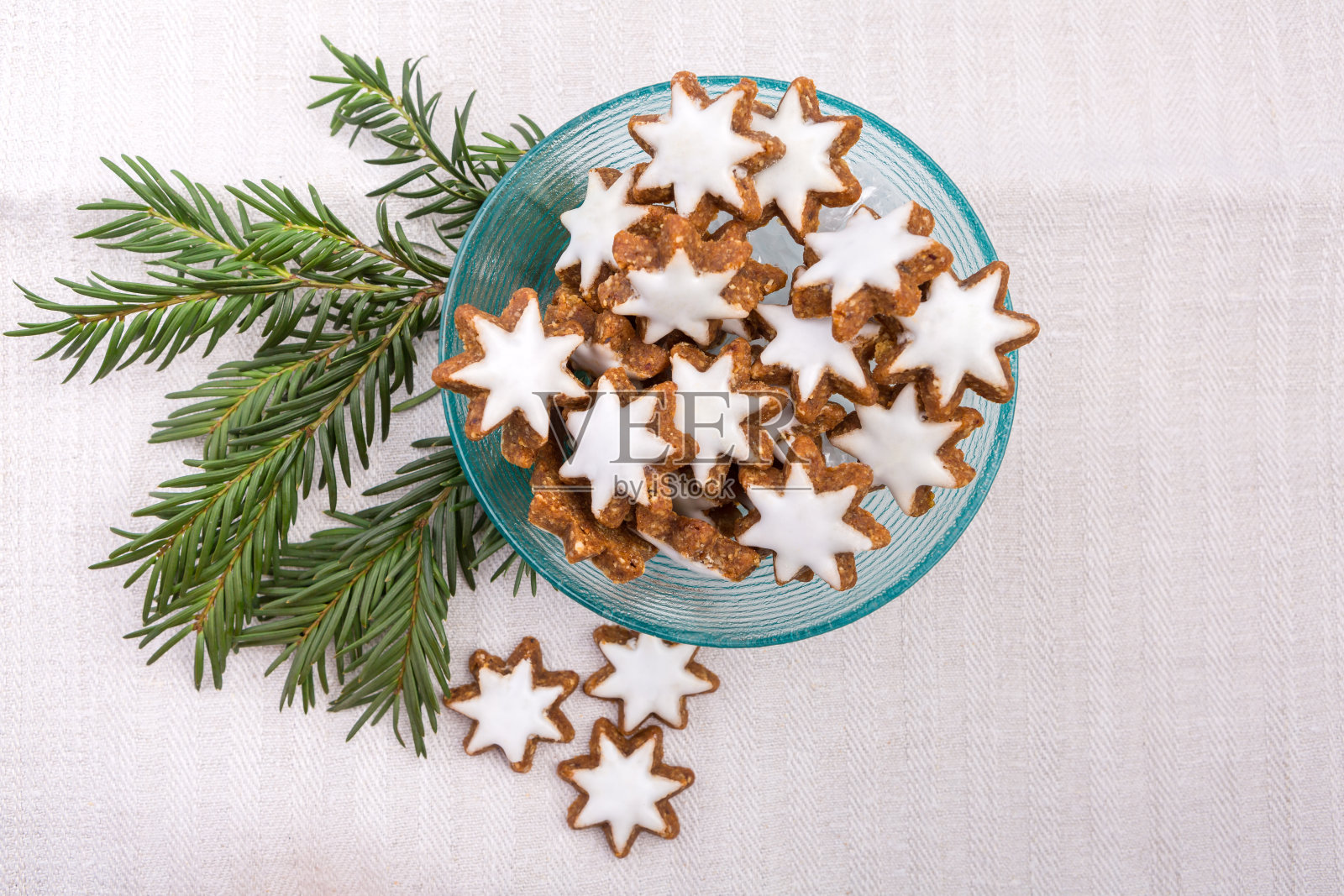 肉桂星形饼干在玻璃碗和旁边照片摄影图片