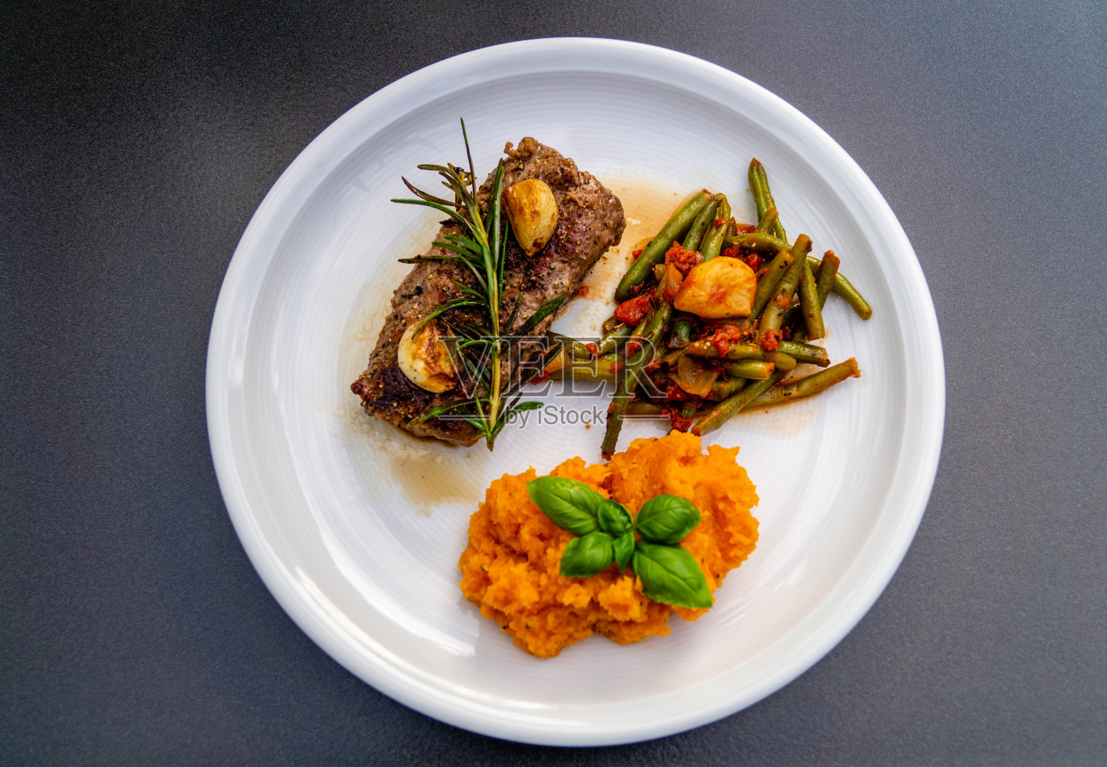 盘子里食物的特写镜头照片摄影图片