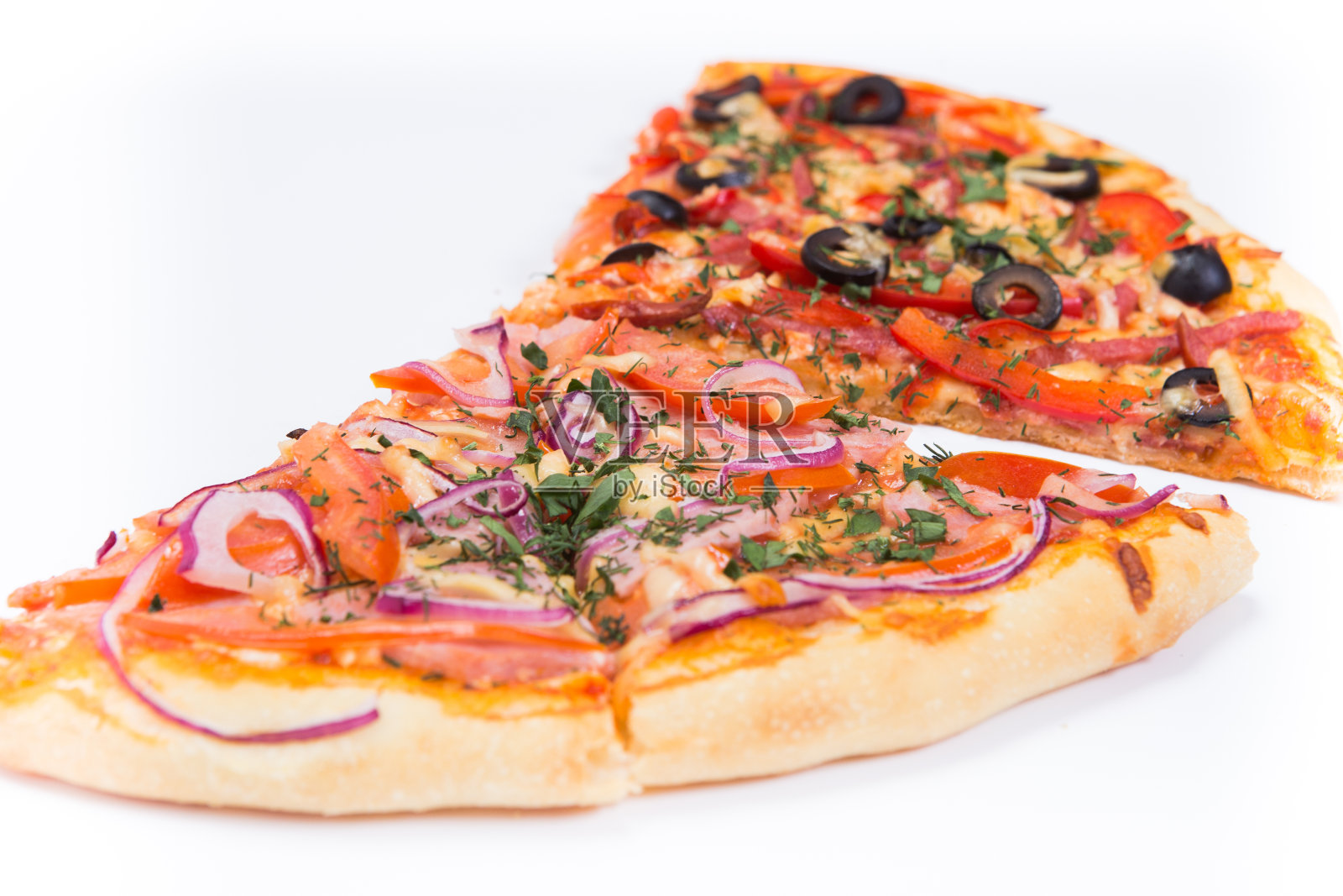 披萨切片顶视图孤立在白色背景上，与洋葱，培根和樱桃番茄，薄酥皮，特写。照片摄影图片