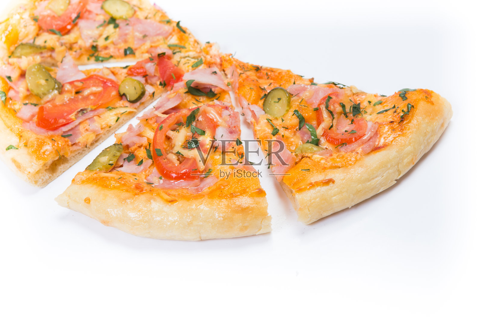 白色背景上孤立的披萨片，有洋葱、培根和圣女果，薄薄的酥皮，特写。照片摄影图片