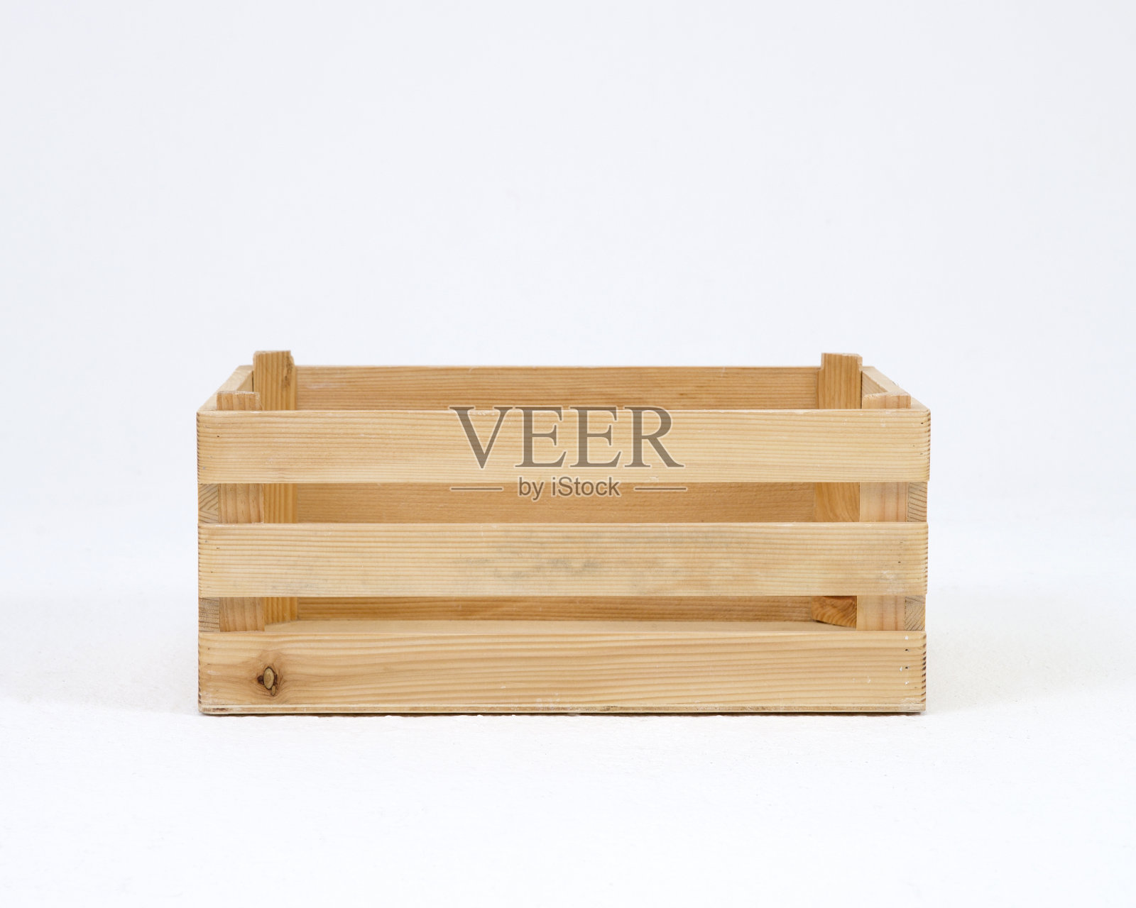 白色孤立背景上的空木箱照片摄影图片