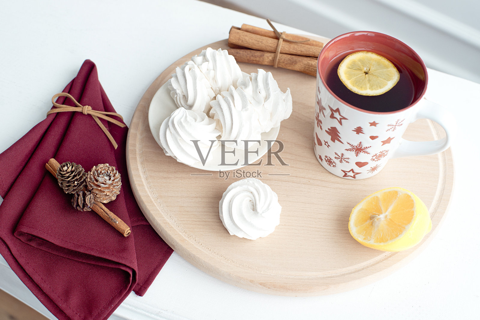 传统的秋冬饮品。白色秋季香辣桑格利亚汽酒配茴香，肉桂，柠檬，自制棉花糖。装在玻璃杯里，一张古老的木桌上。选择焦点拷贝空间。照片摄影图片