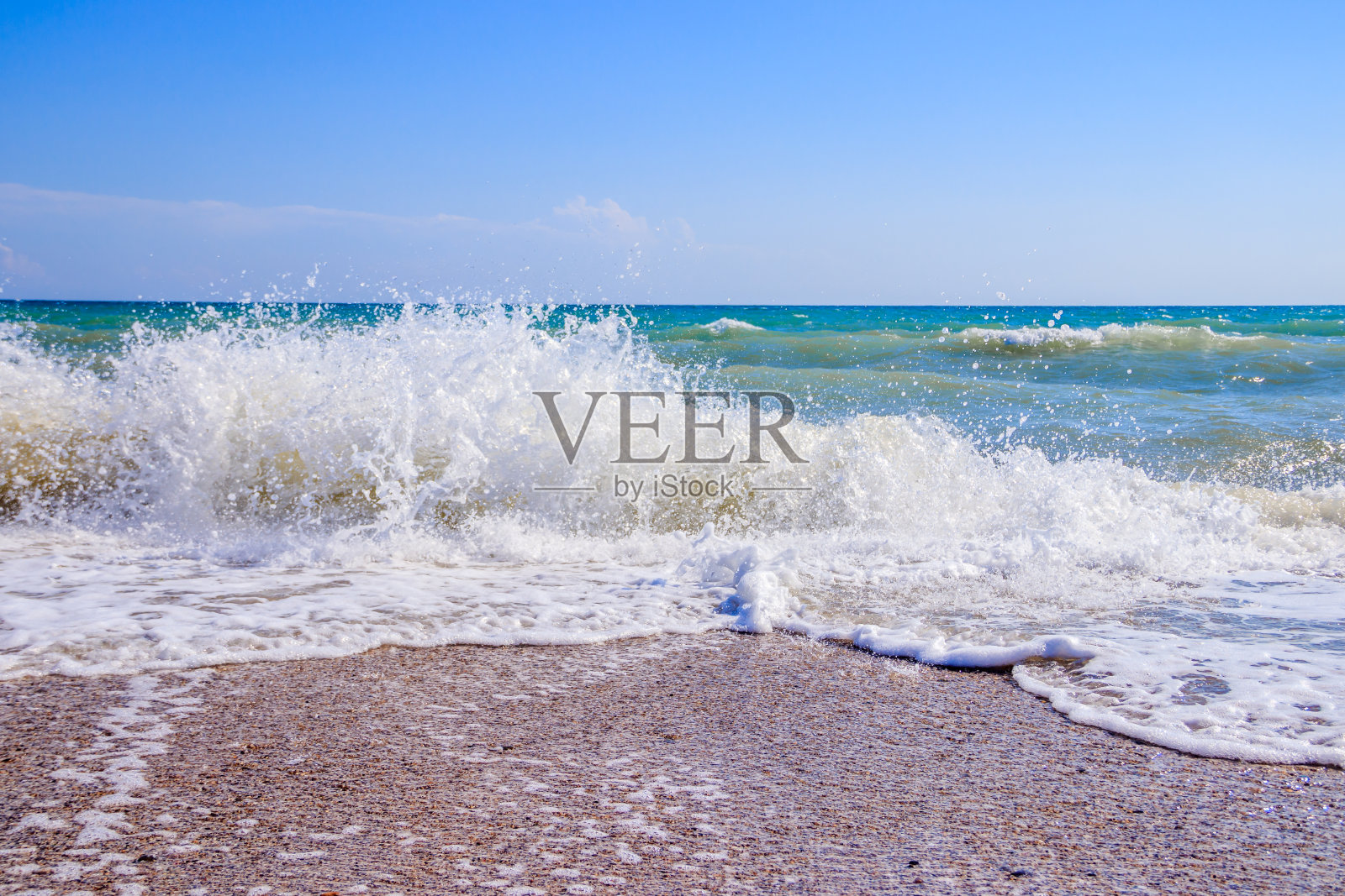 海浪。克里米亚半岛的海洋。晴天有大浪。海上的晴天。背景蓝色海浪。沙滩。干净的海滩。照片摄影图片