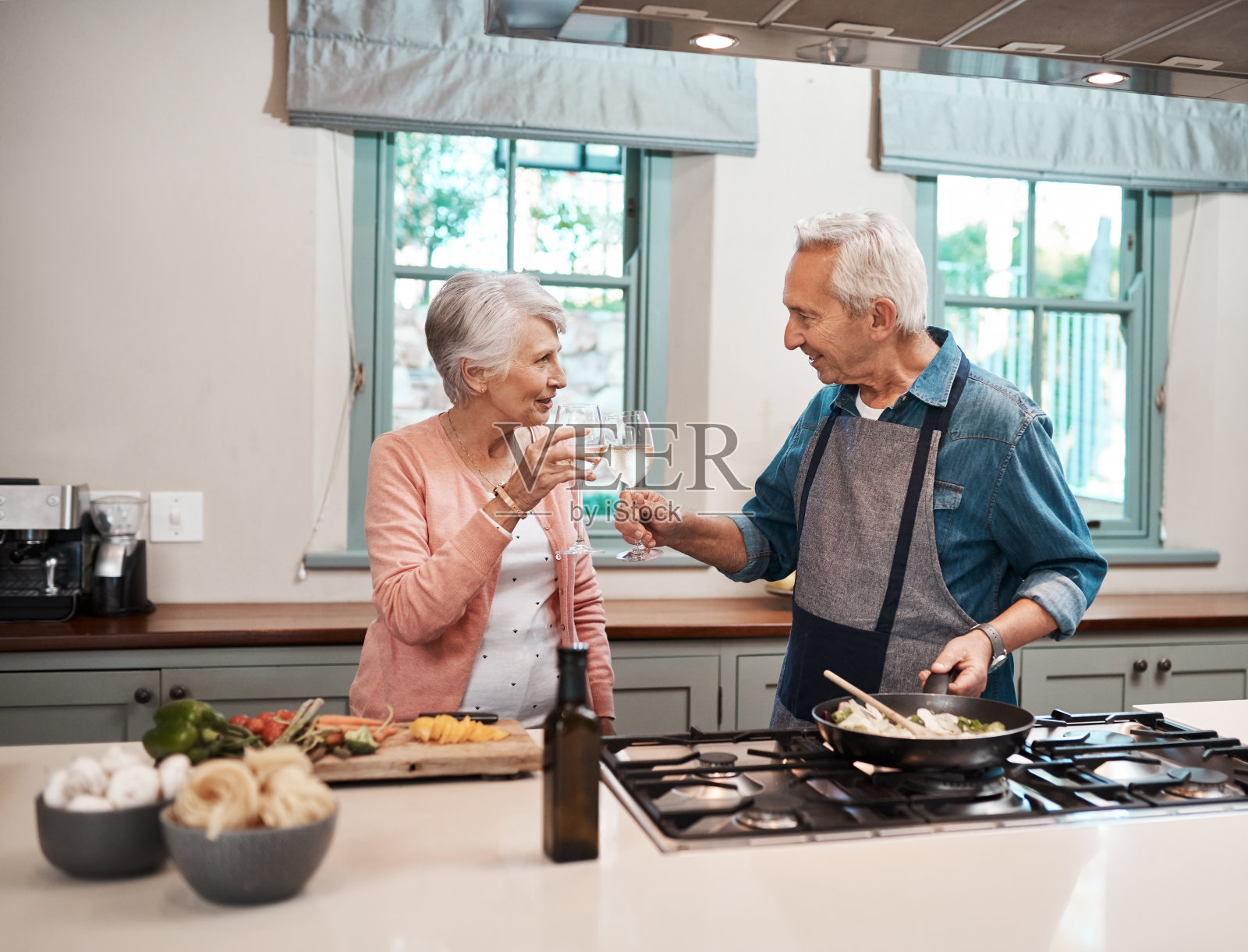 为美食和爱干杯照片摄影图片