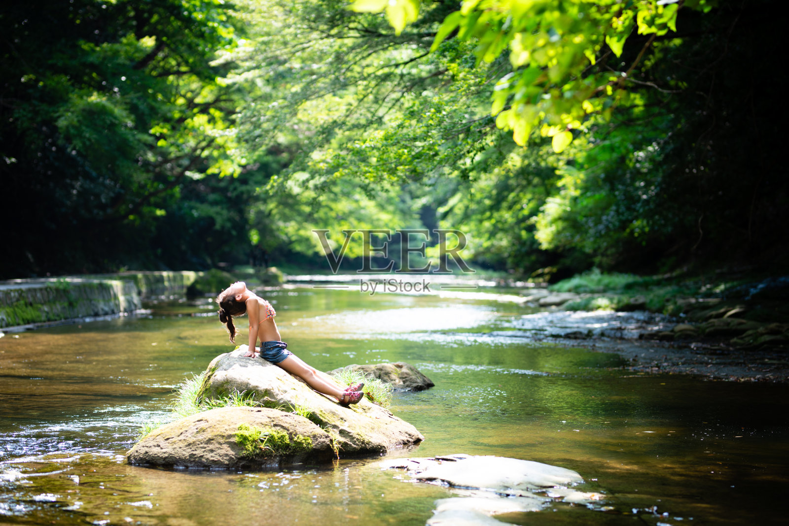 女孩在河里放松照片摄影图片