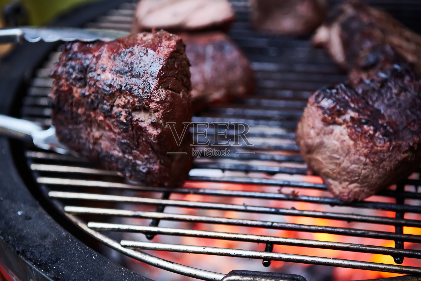 烧烤时烤牛肉。低温烧烤。照片摄影图片