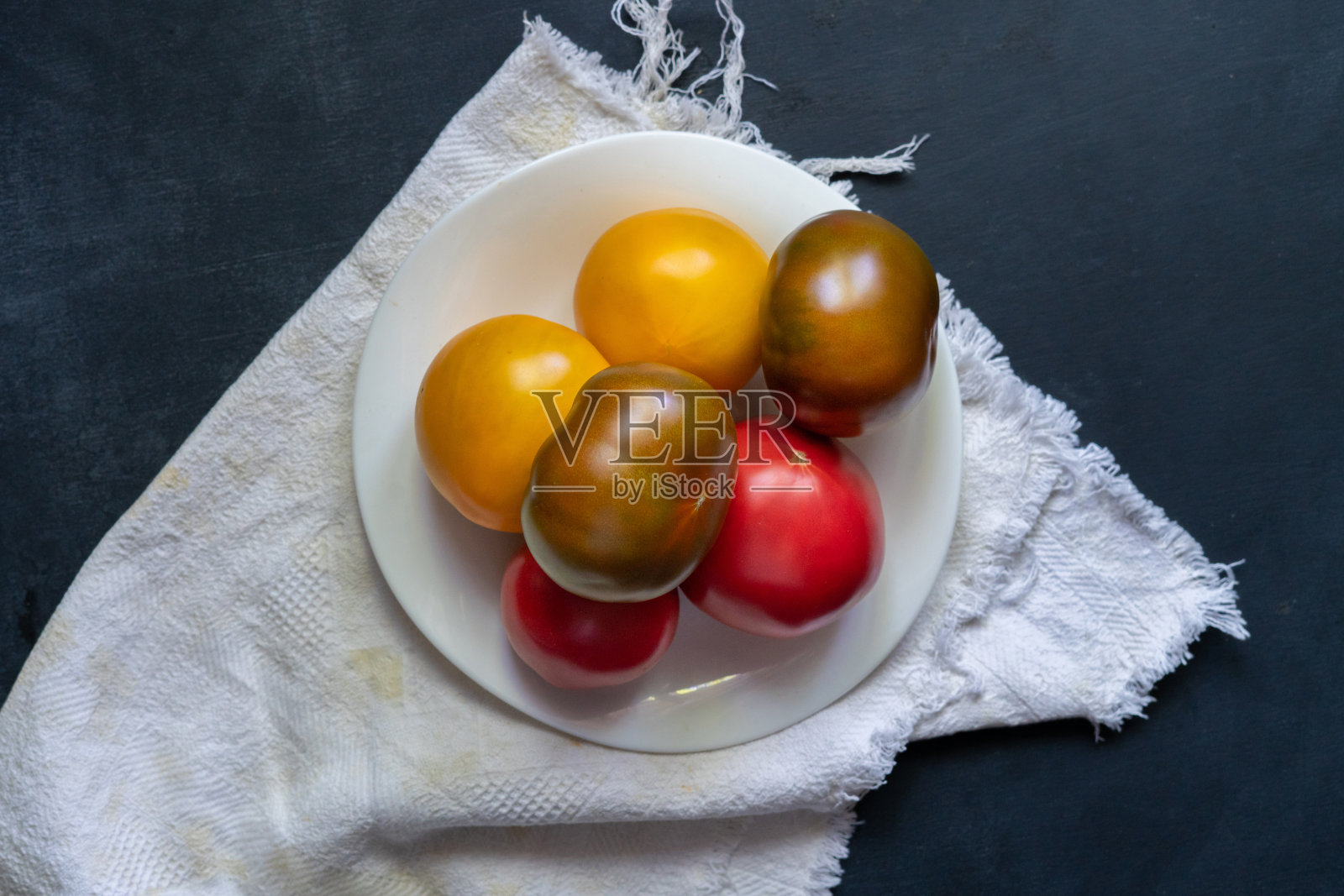 不同颜色的西红柿，红色、粉色、棕色和黄色，有机产品照片摄影图片