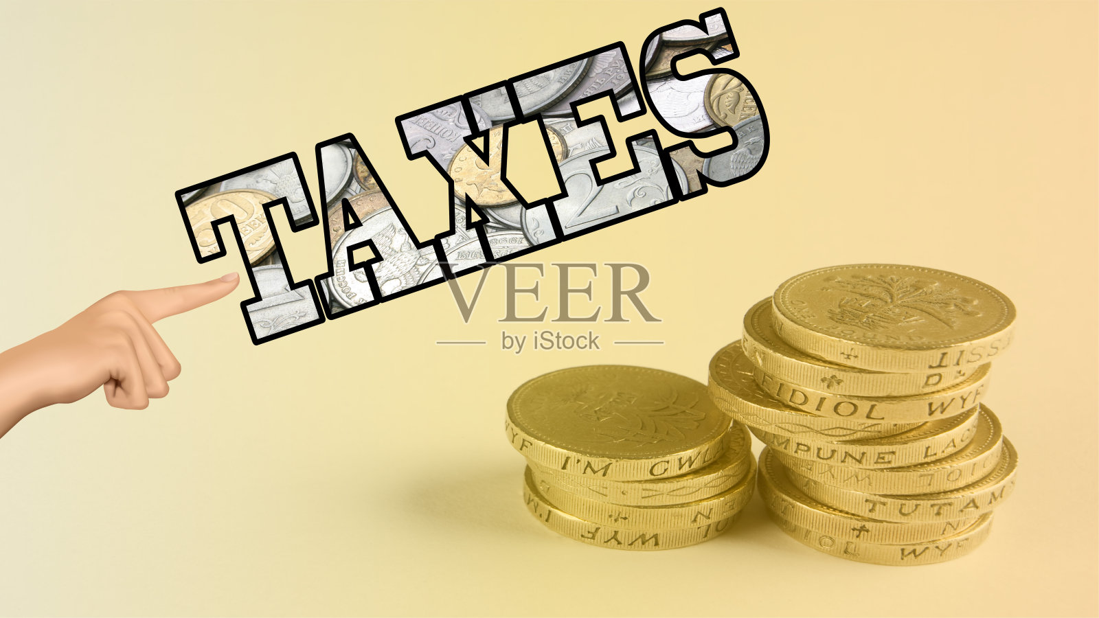 “税”字的笔记和前面的硬币堆。照片摄影图片