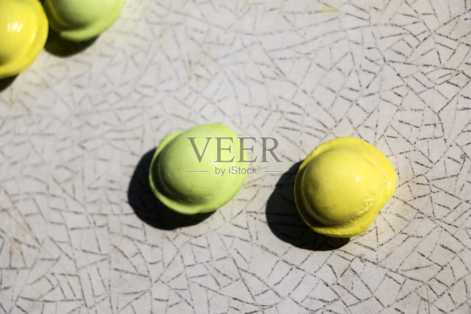 白色背景上的彩色小饺子。孩子们的食物，节日和圣诞聚会。照片摄影图片