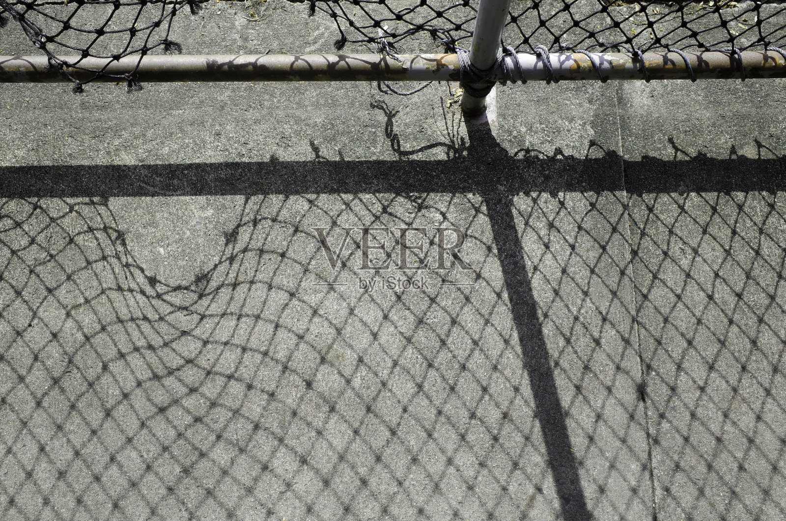 地面上铁丝网栅栏的影洞阴影2照片摄影图片