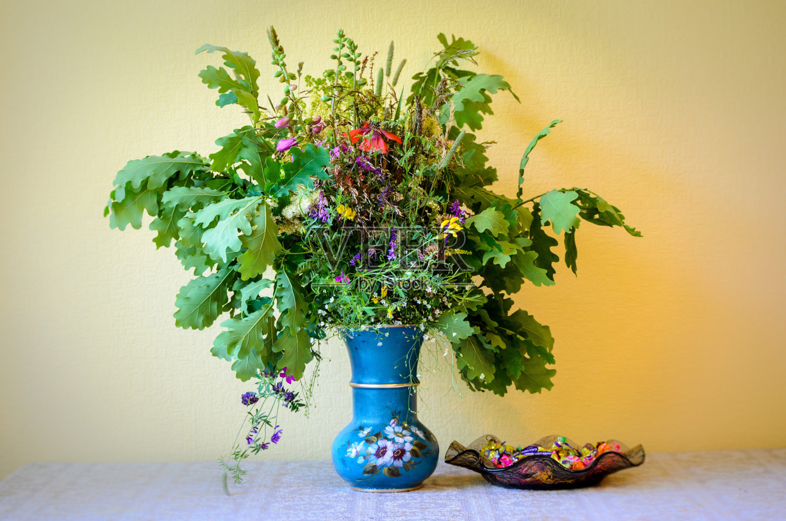桌上放着一束鲜花和糖果照片摄影图片
