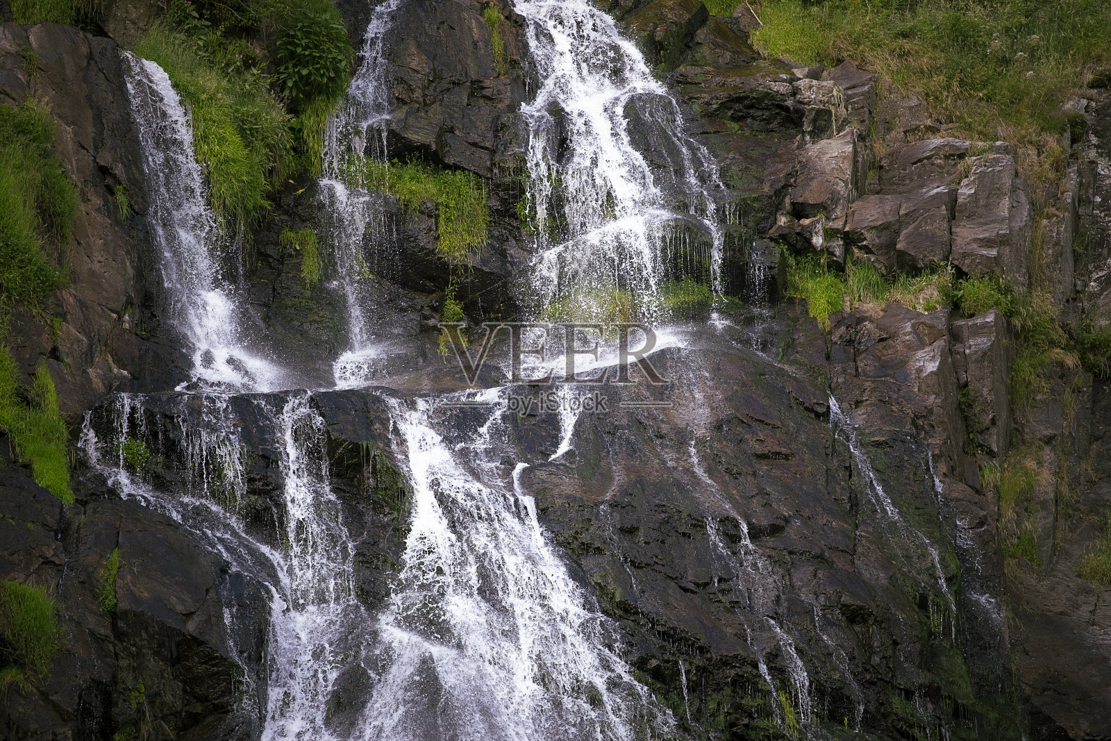 高山景观与瀑布。陡峭岩石上的水流。德国黑森林，施瓦兹瓦尔德。照片摄影图片