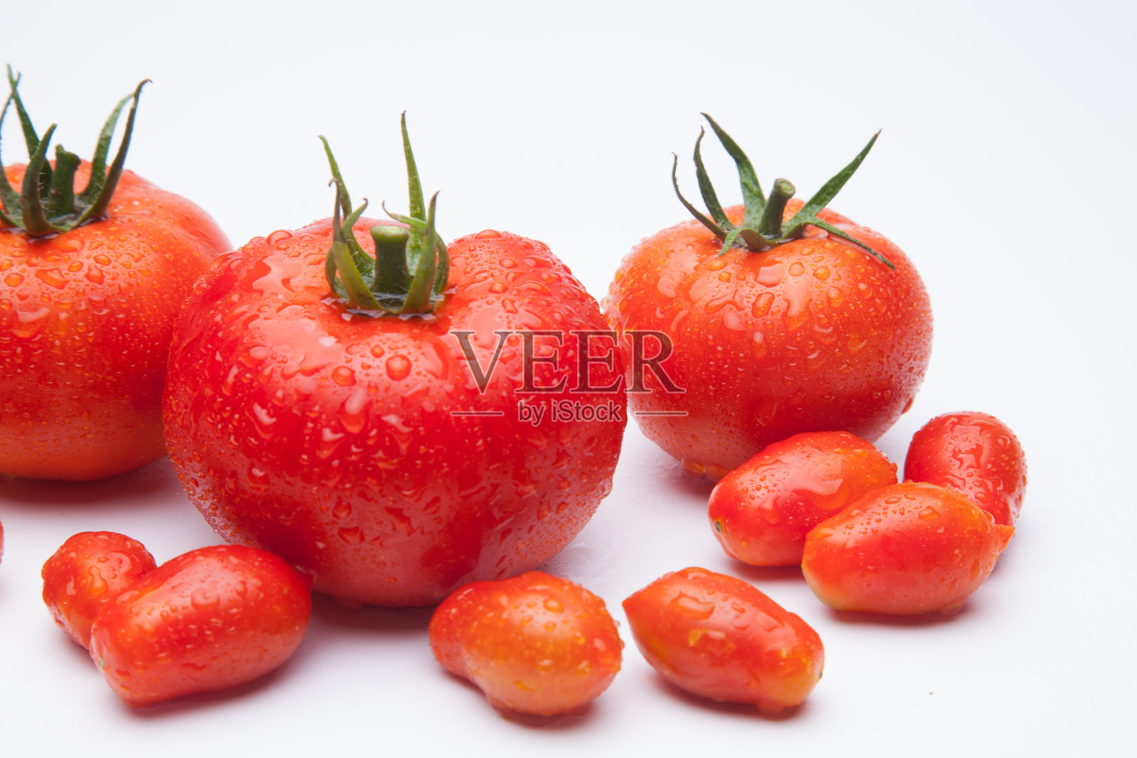 一组成熟的西红柿，红色的背景照片摄影图片