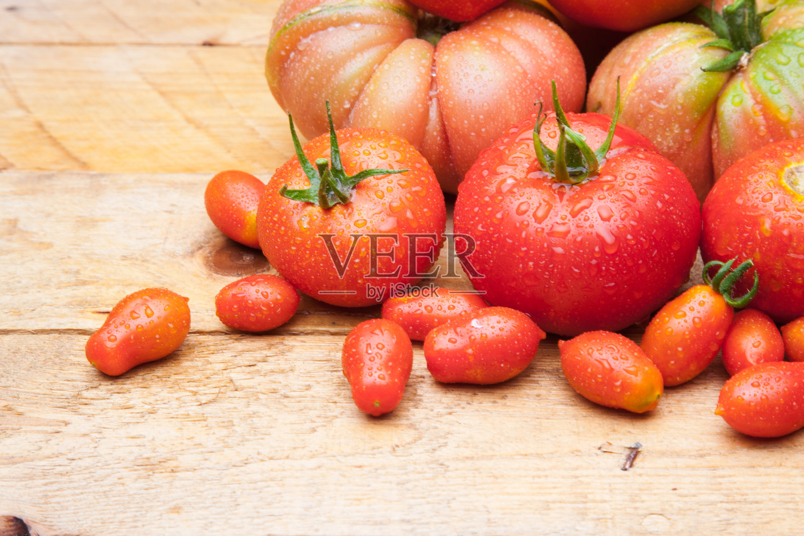 一组成熟的西红柿，红色的背景照片摄影图片