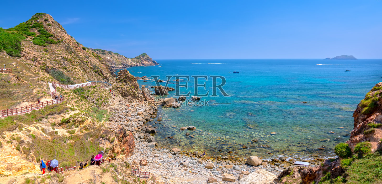 美丽的岩石湾与蓝色海峡在越南中部照片摄影图片