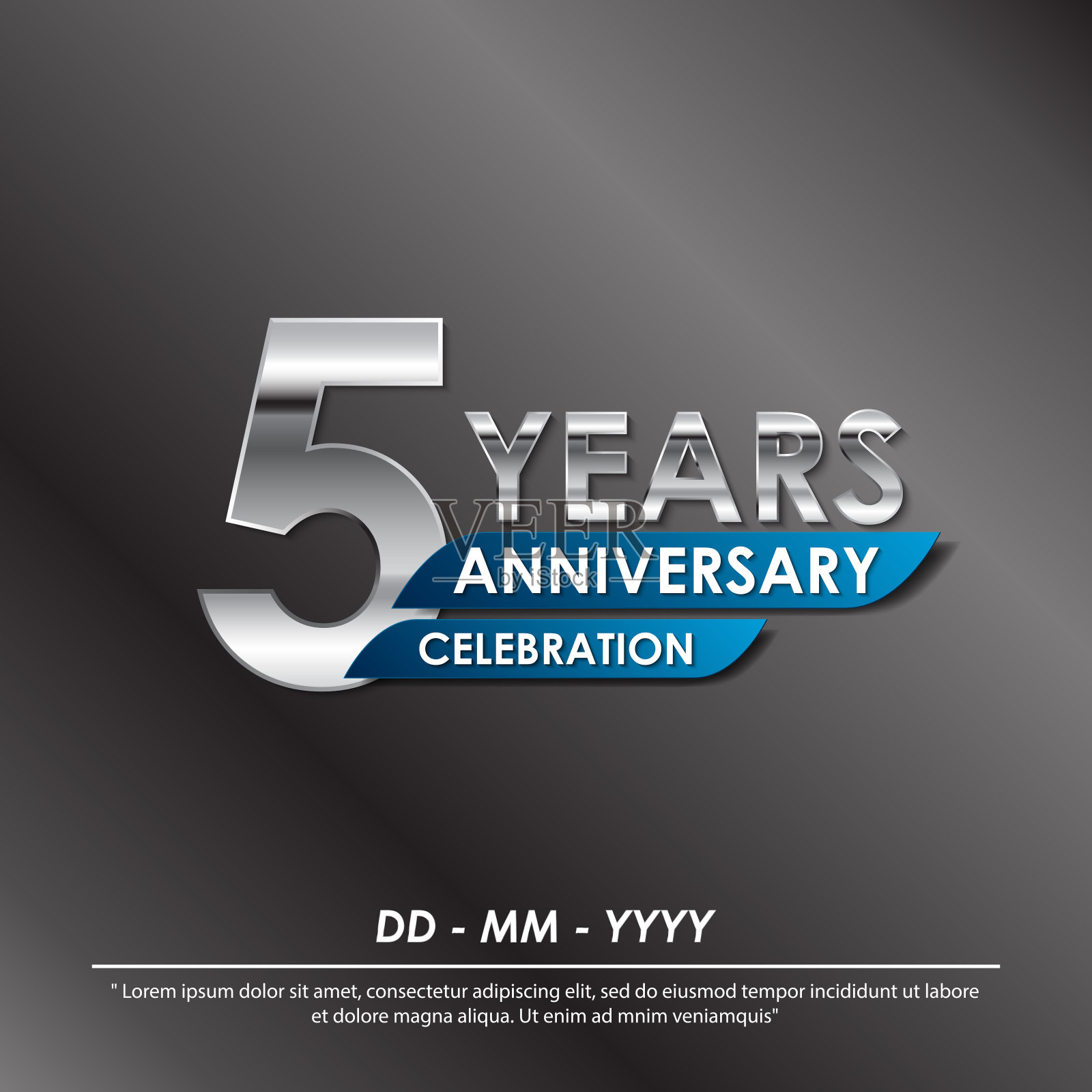 五周年庆典标志。周年纪念优雅银色标志孤立与蓝色丝带，矢量插图模板设计庆祝贺卡和邀请卡插画图片素材