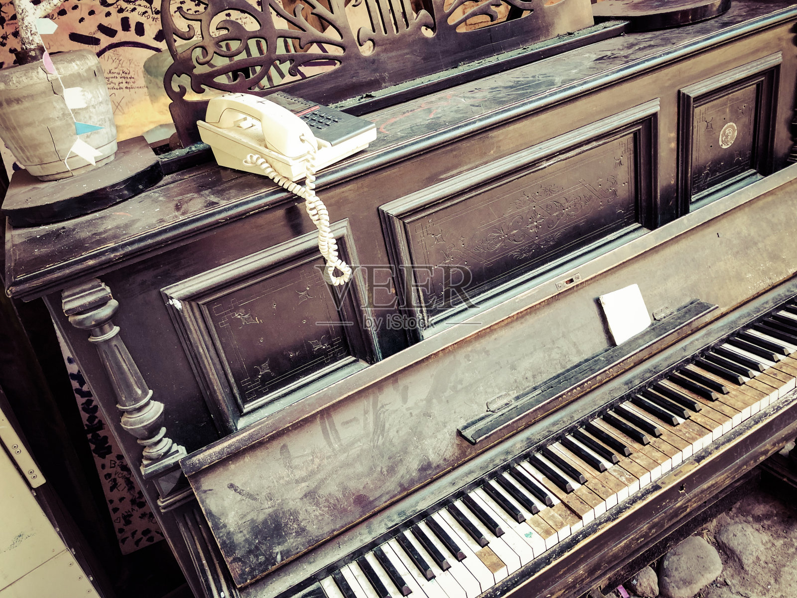 黑色复古除尘钢琴照片摄影图片