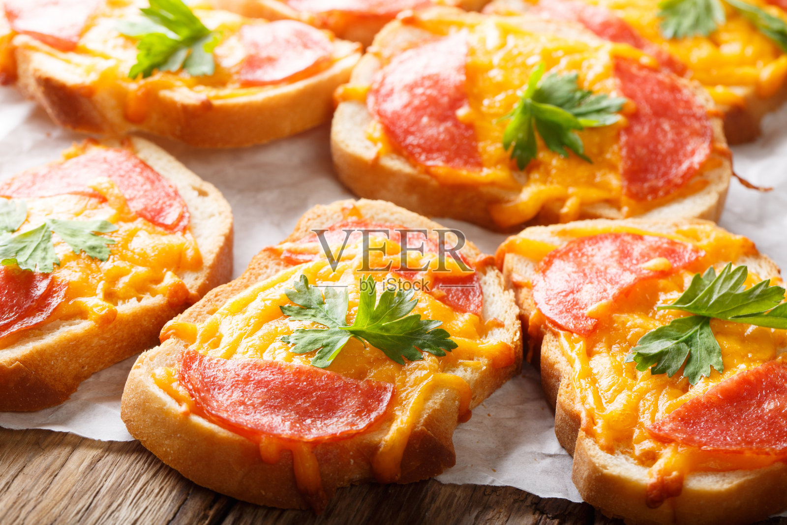 烤开放吐司披萨香肠和融化的奶酪切达近距离。水平照片摄影图片