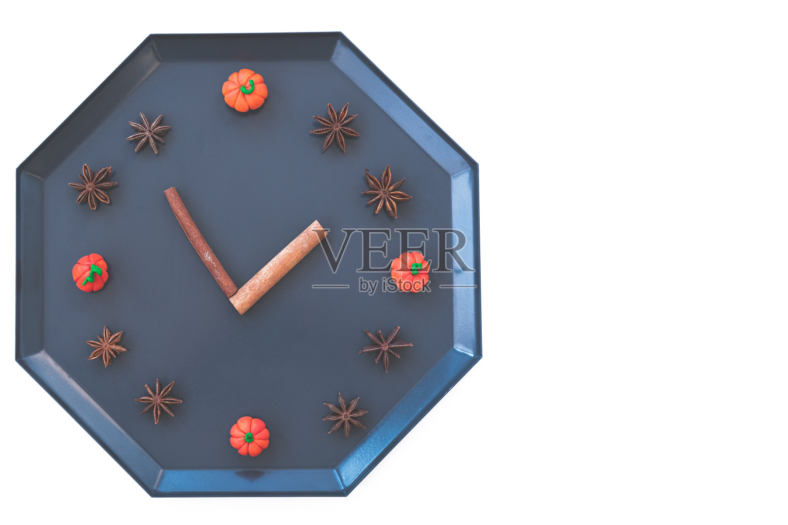 秋秋平铺，俯视图排列，钟由南瓜、桂枝、核桃、八角等天然材料制成，以白色为背景，平铺，俯视图照片摄影图片