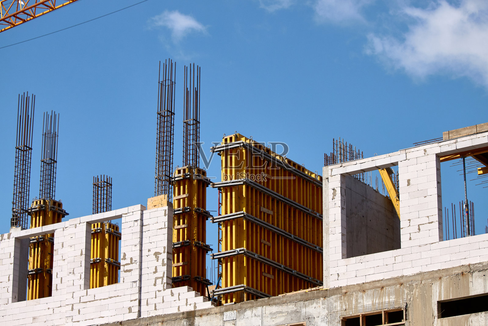 高层建筑的建设，形成水泥支撑的预制形式，对抗蓝天，选择性焦点照片摄影图片