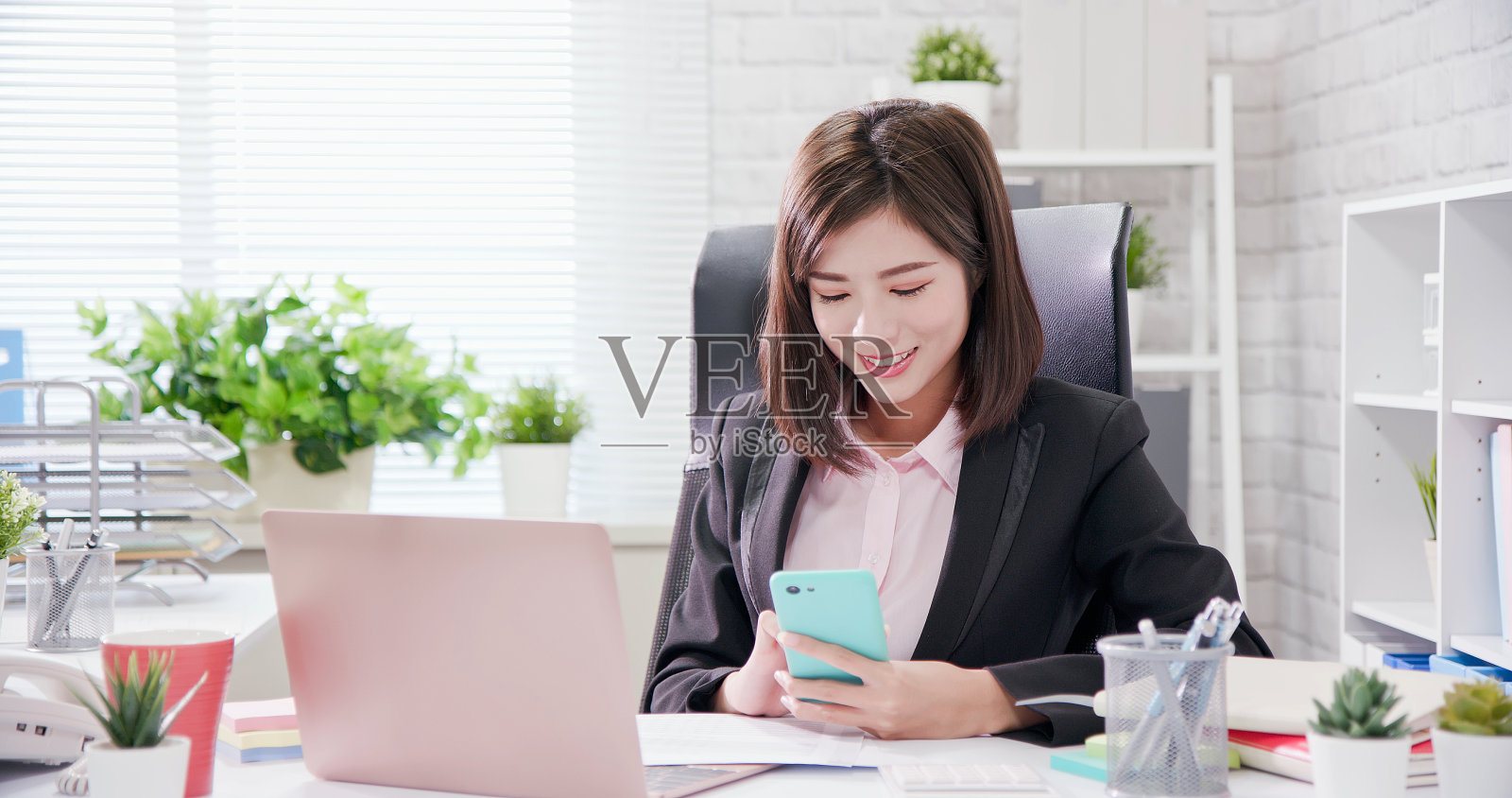 年轻的亚洲女性在办公室工作照片摄影图片